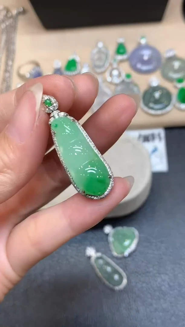 颈饰18K金镶嵌翡翠福豆【无服务费