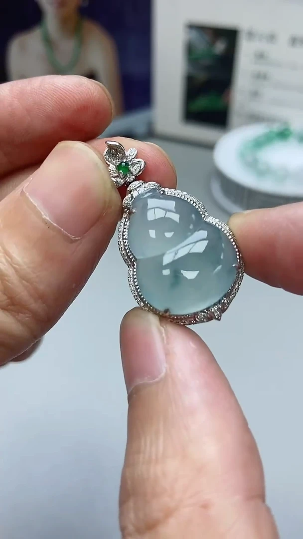 翡翠18K金镶嵌颈饰葫芦