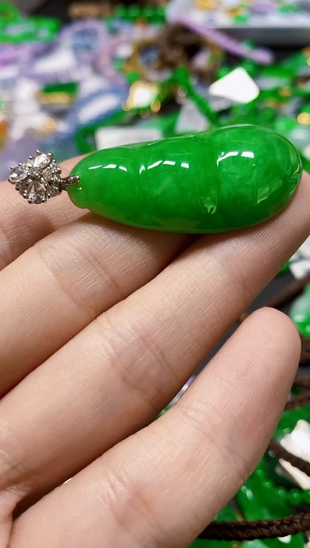 颈饰18K金镶嵌翡翠豆