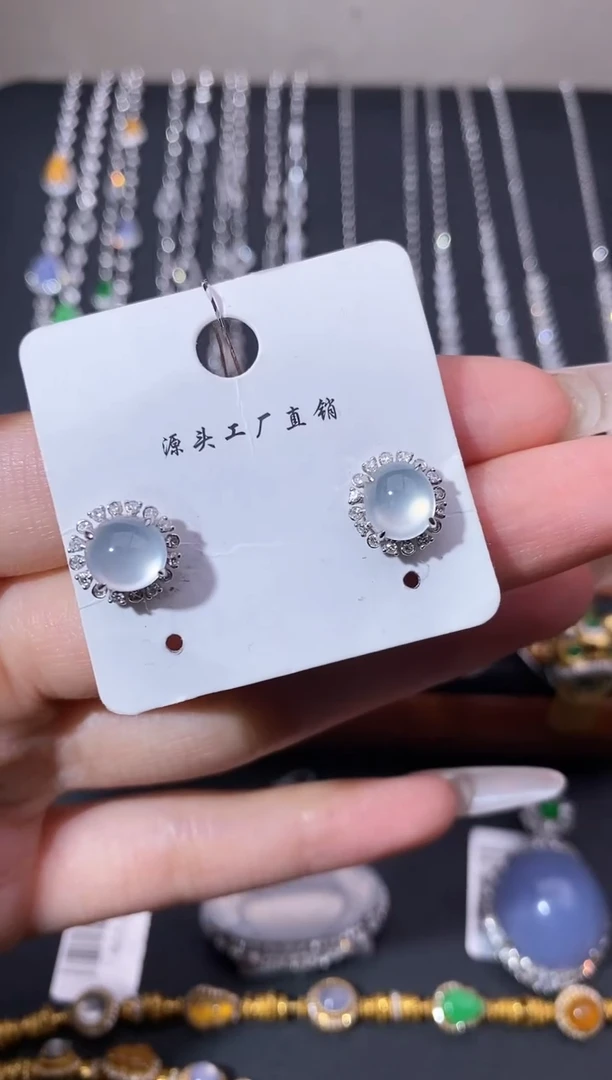 颈饰18K金镶嵌翡翠