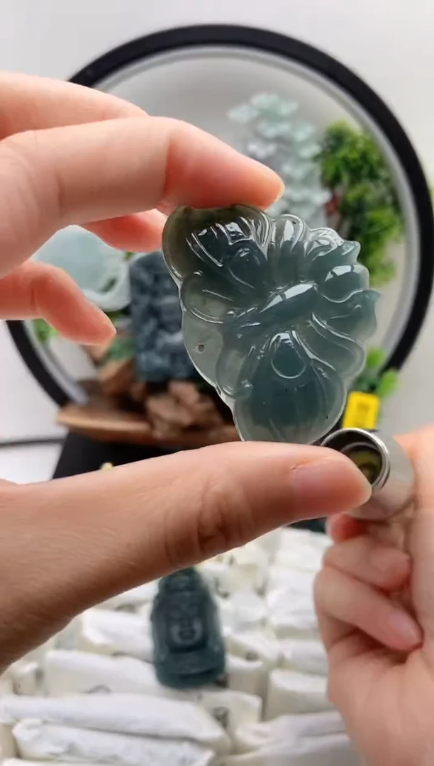 翡翠未镶嵌颈饰蝴蝶