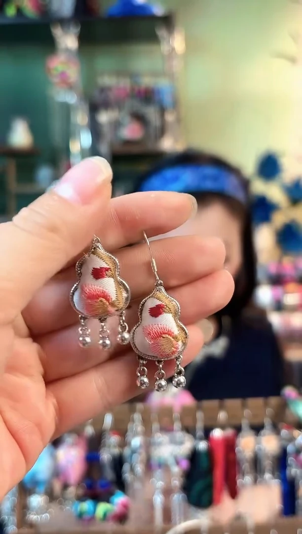 织绣彩云南阁非遗老绣