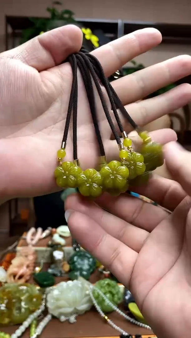 未镶嵌岫玉吊坠多样性发货发其中之一