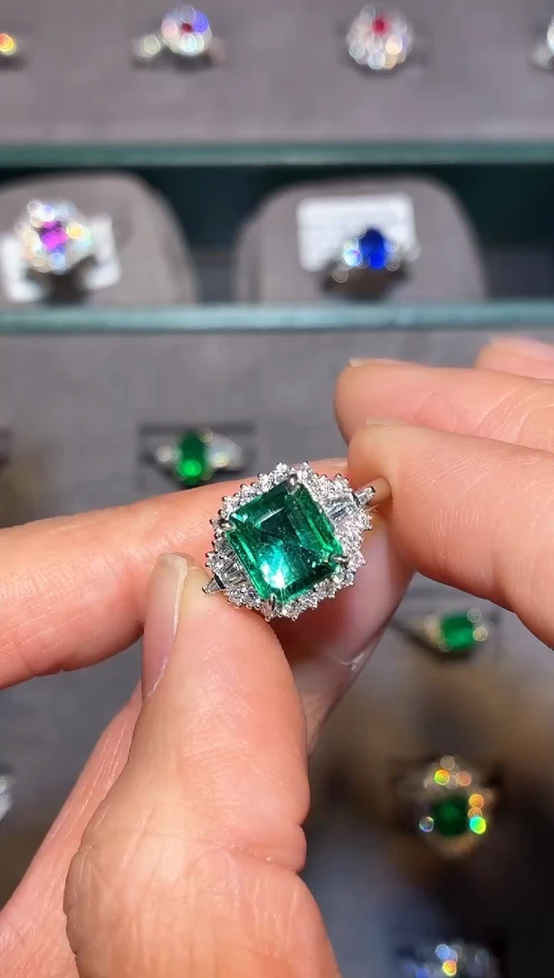 18K金镶嵌戒指祖母绿【闪购】2.42ct/同步展会价/极光绿