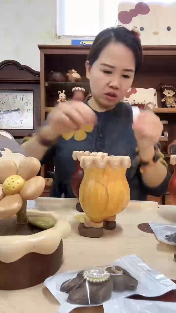 木黄色小丑笔筒 瑕疵  编号745
