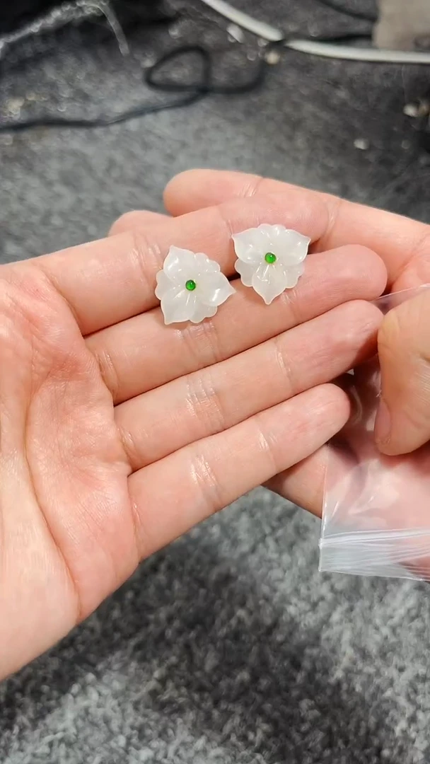18K金镶嵌和田玉耳饰花花耳钉 06