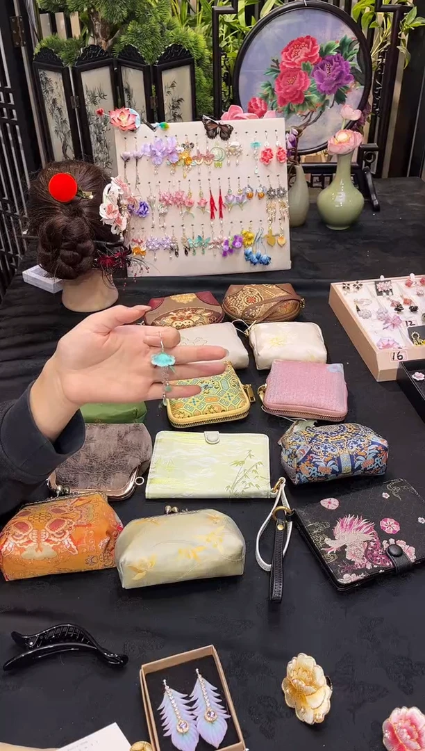 织绣浮**爱非遗手工苏绣饰品