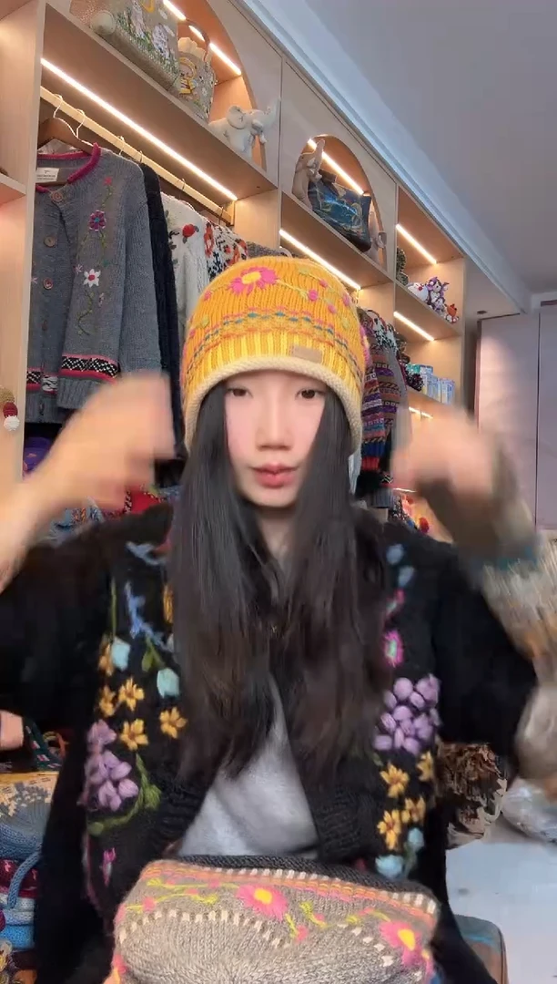 羊毛黄色卷边帽