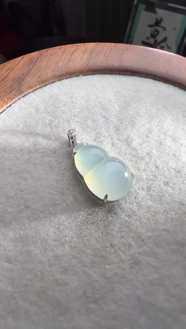 18K金镶嵌定制翡翠白冰葫芦