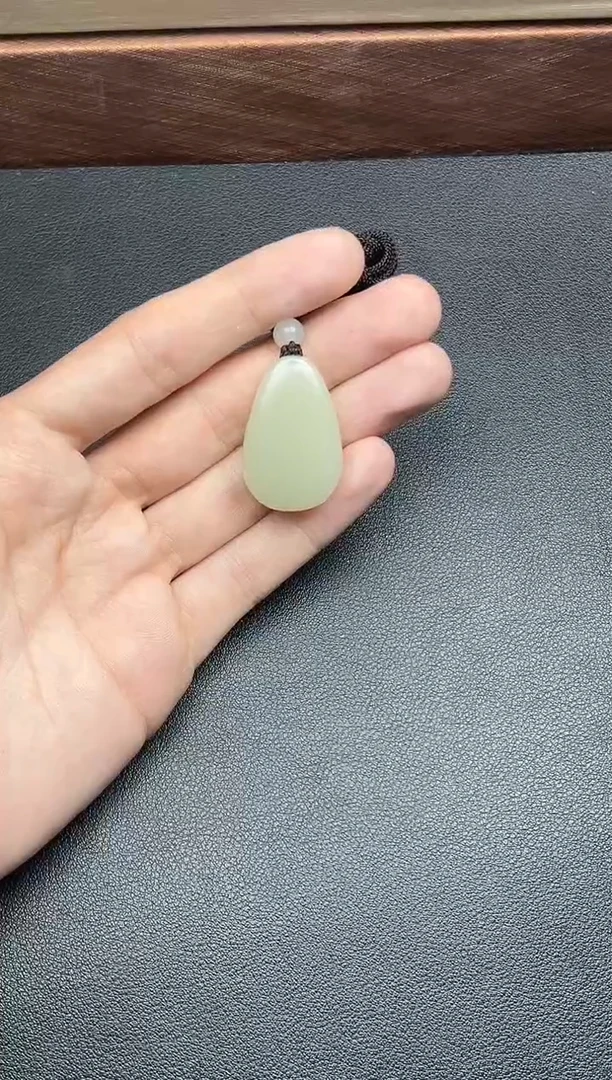吊坠(赠链)未镶嵌和田玉且末微色差迪克兰一细吊坠