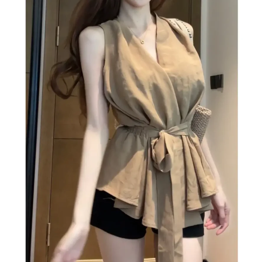 纯欲风辣妹挂脖时尚套装女2025春夏收腰系带上衣+黑色热裤两件套