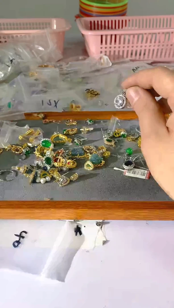 【闪购商品】水晶颈饰银S925镶嵌709红宝，蓝宝，多样性发一件赠链