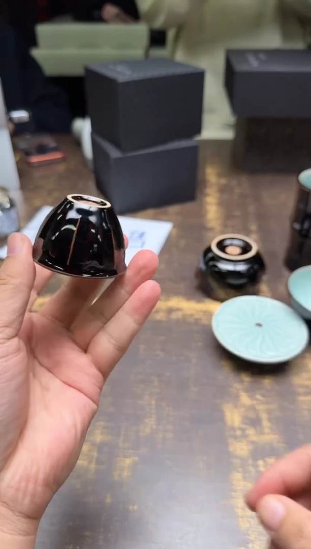 黄灿墨玉莲瓣岩茶杯