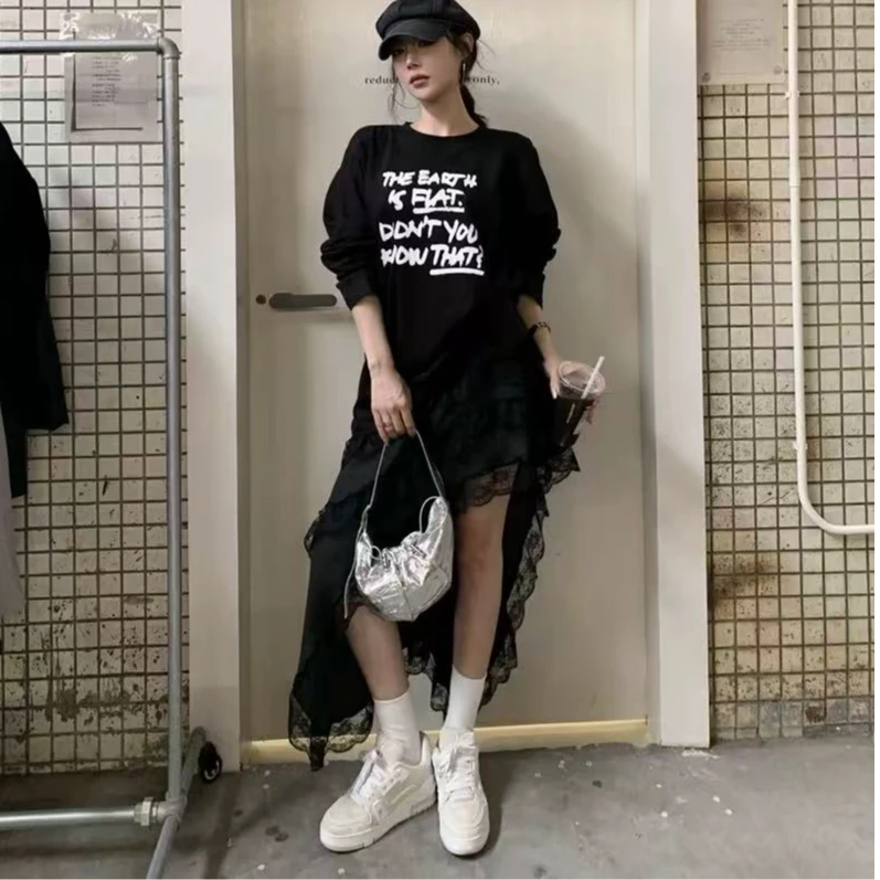 闺蜜家    字母印花宽松长袖T恤+小众蕾丝不规则半身裙两件套1691