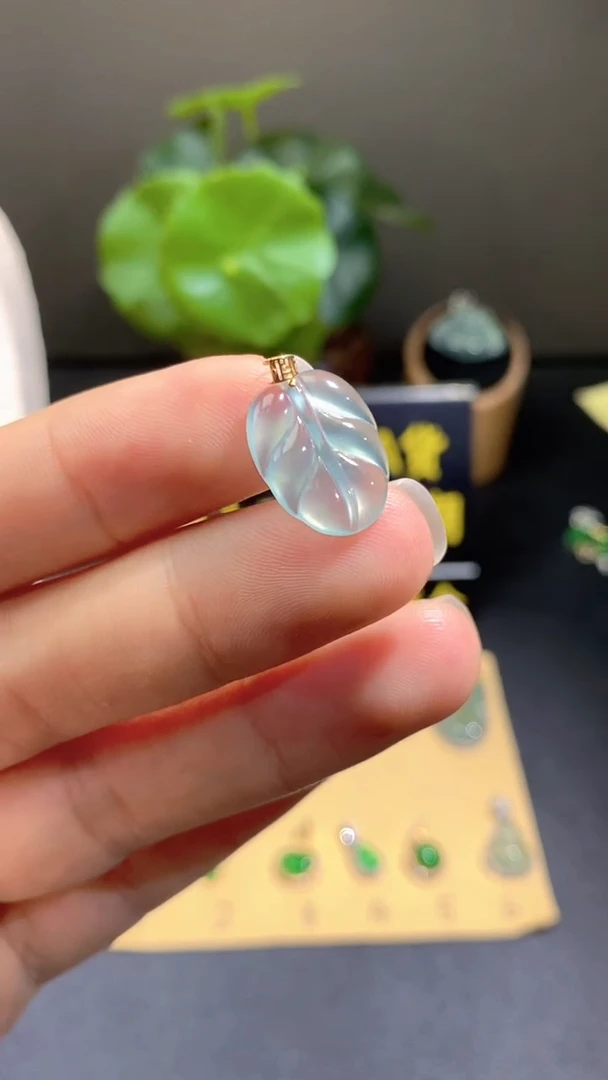 颈饰18K金镶嵌翡翠翡翠A货