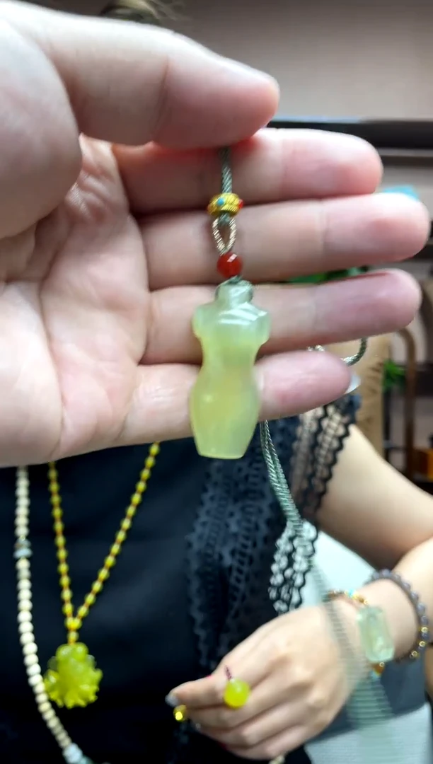 岫玉未镶嵌吊坠·