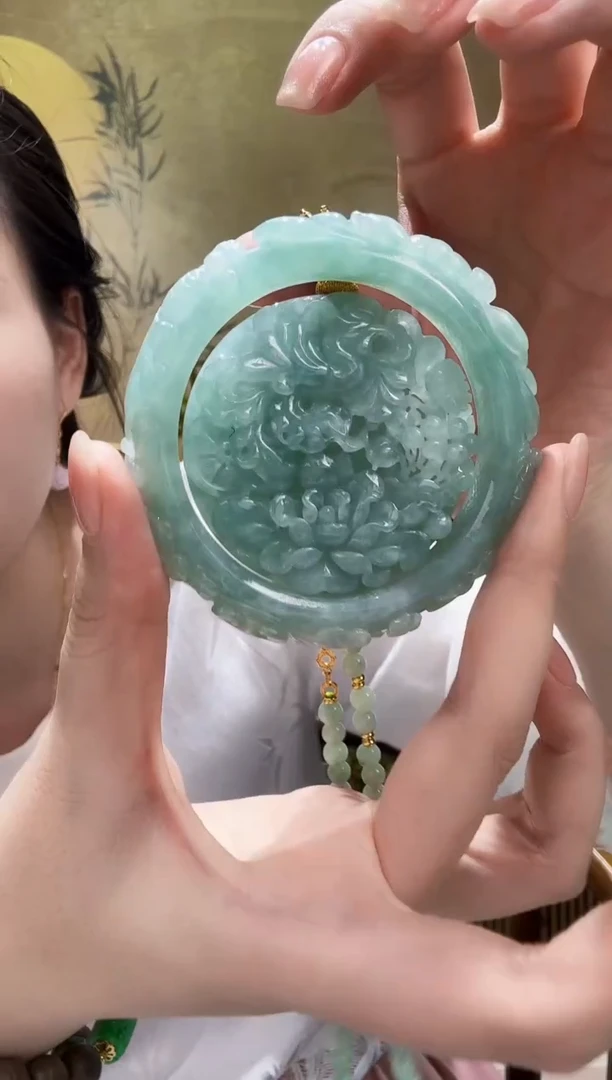 颈饰未镶嵌翡翠吊镯一套 58