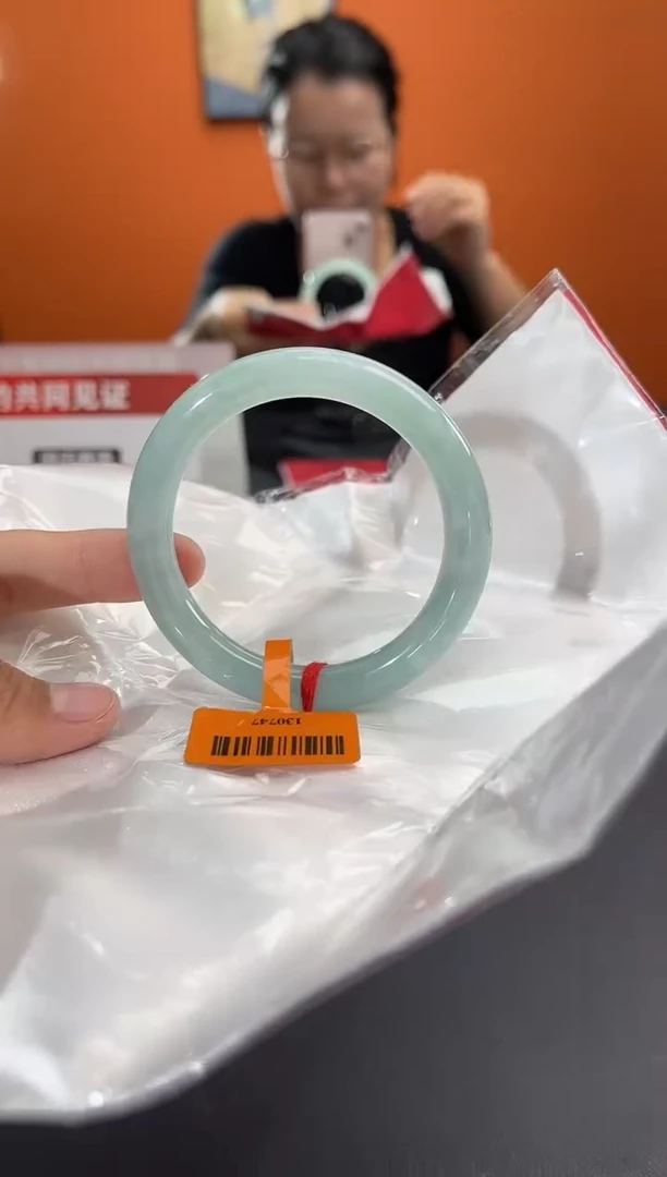 翡翠手镯未镶嵌翡翠手镯