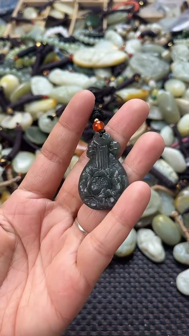 和田玉未镶嵌颈饰多样性发货没有证书拍一发一有瑕