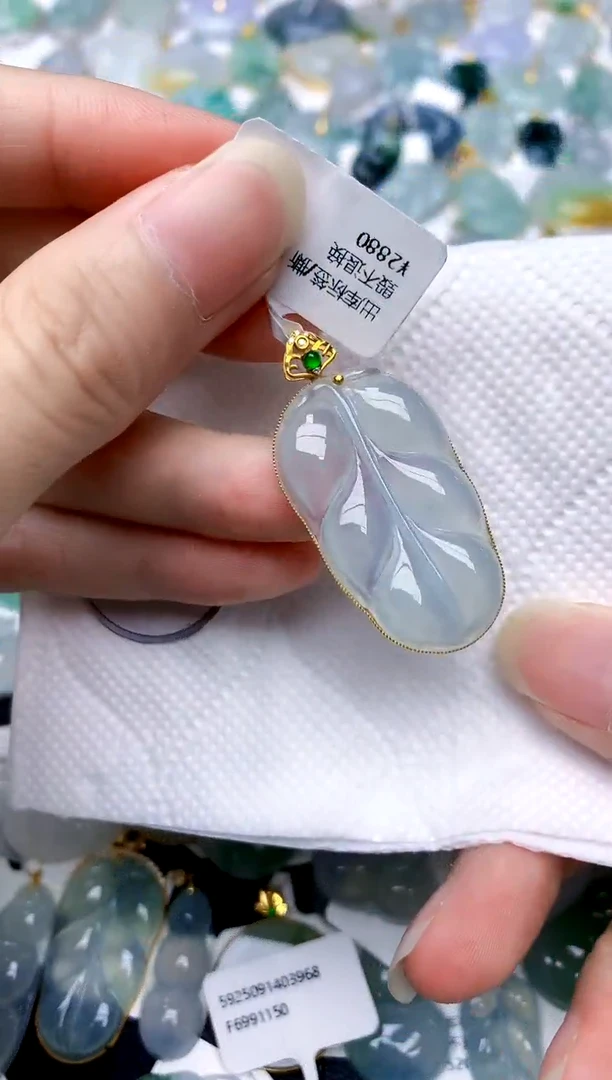 颈饰18K金镶嵌翡翠天然A货翡翠