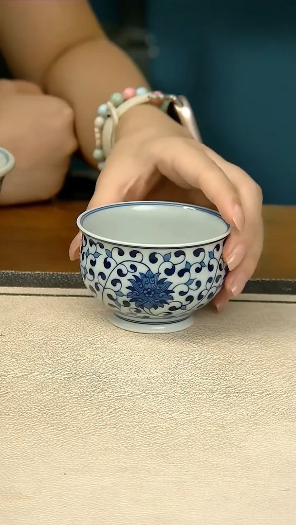 陶瓷K**ē缠枝花儒士杯