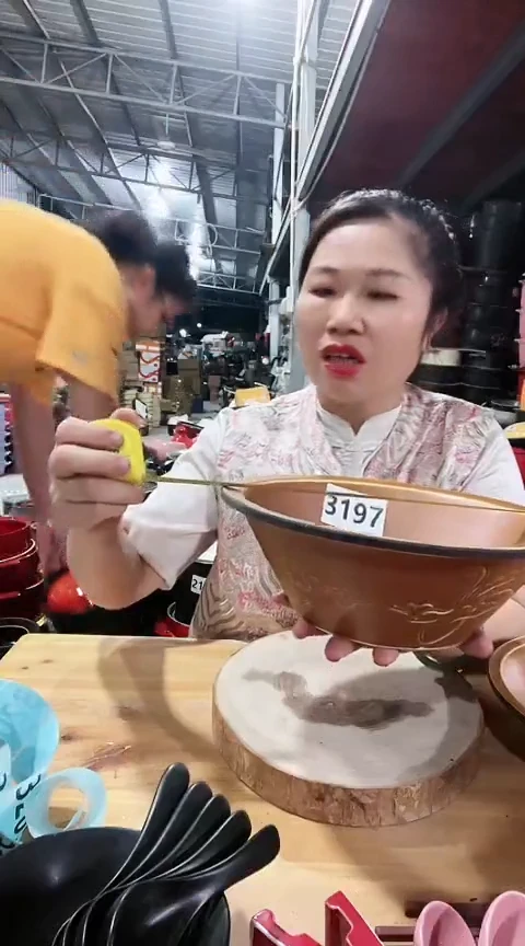 3196瑕疵咖色盘一个。。