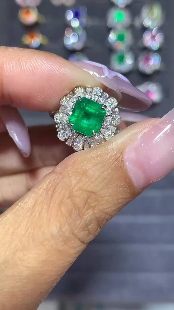 18K金镶嵌戒指祖母绿1.3CT