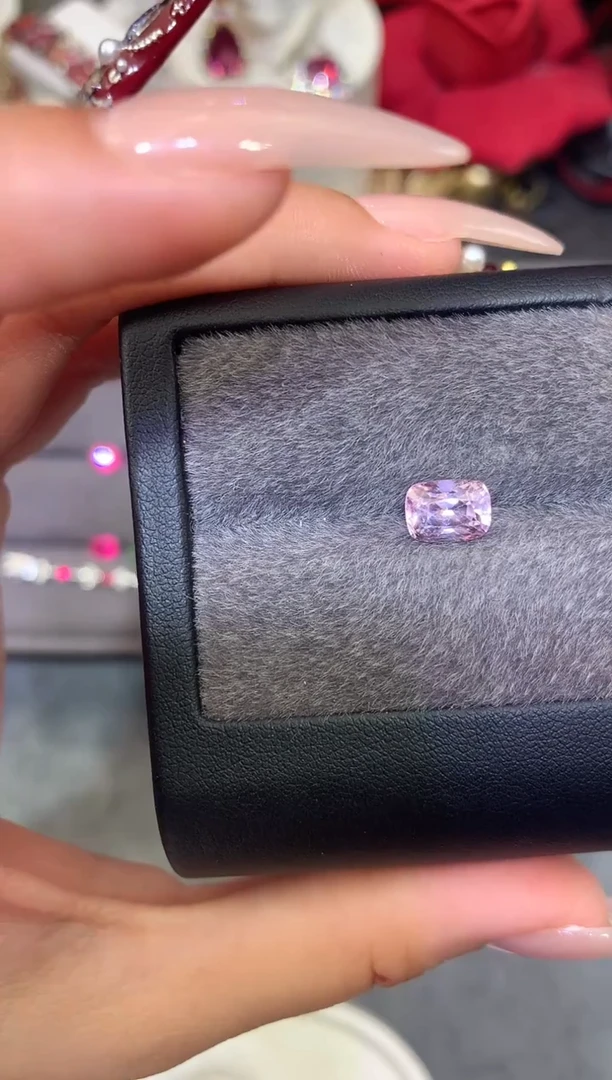 未镶嵌裸石定制尖晶石枕型 银粉色调 2.09ct