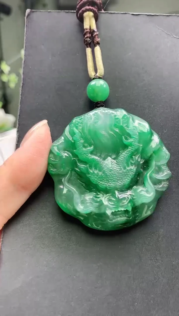 颈饰未镶嵌石英质玉龙牌