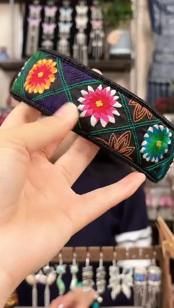 织绣民族风非遗老绣饰品518