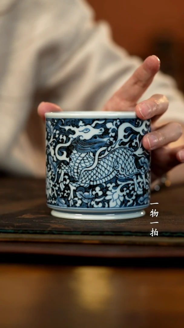 彼**忆青花蓝底麒麟追凤大杯