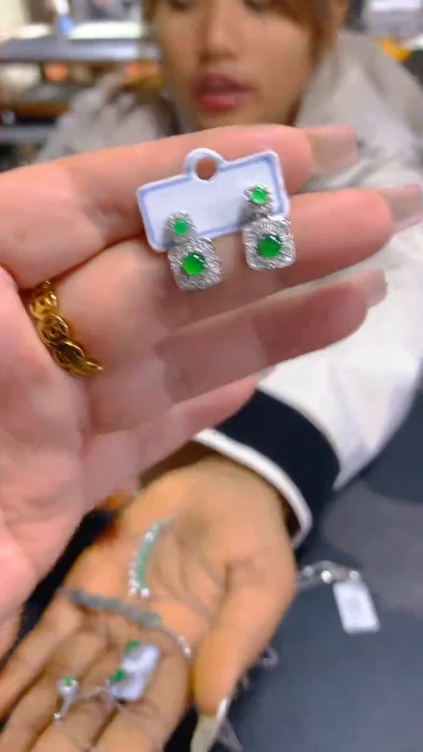 【闪购商品】翡翠耳饰未镶嵌0799901234