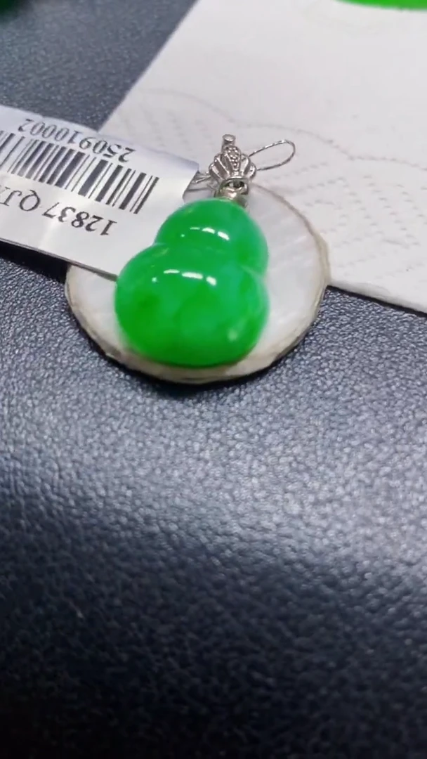 颈饰18K金镶嵌翡翠葫芦