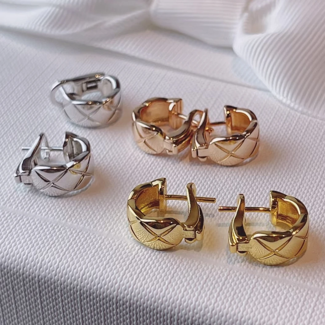 铜合金耳饰 气质轻奢简约高级日常百搭款耳扣经典菱格纹设计