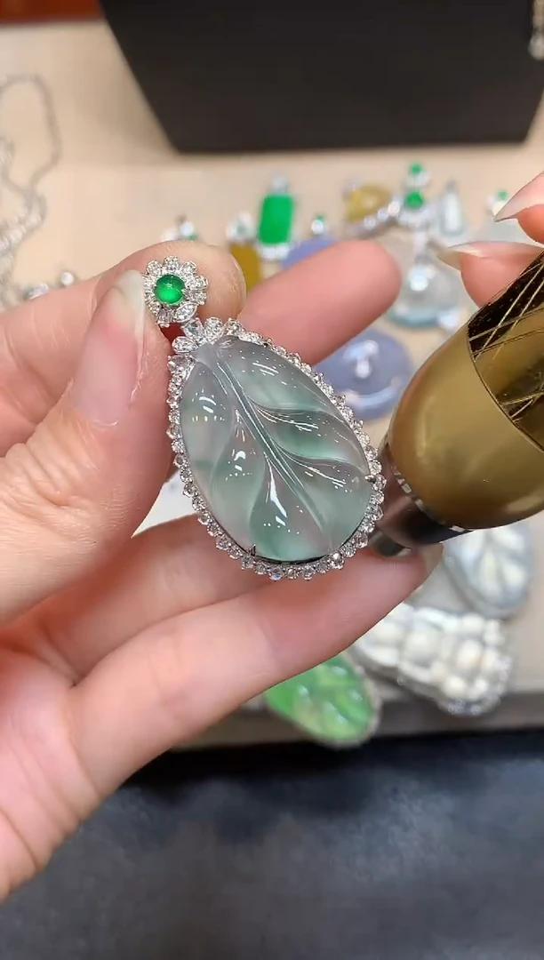 颈饰18K金镶嵌翡翠芭蕉叶【无服务费