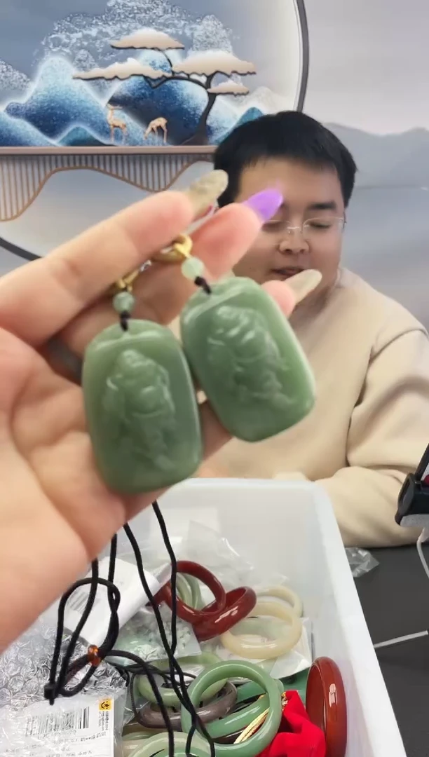 未镶嵌密玉绿色逍遥佛密玉（石英质玉）密玉绿色逍遥佛