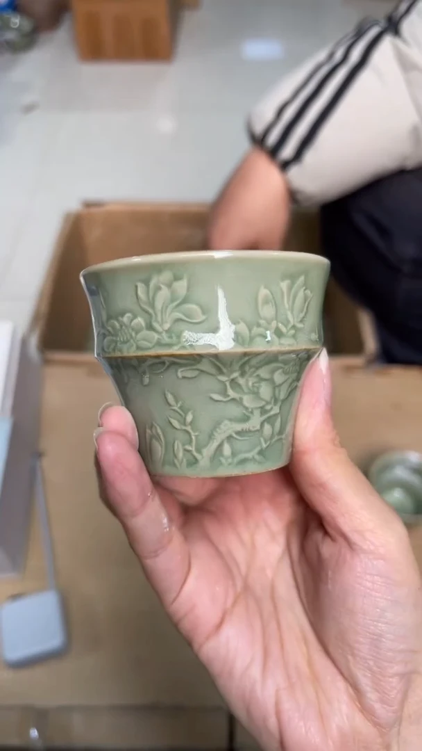 陶瓷橄榄绿折腰玉兰杯 （一个）微瑕