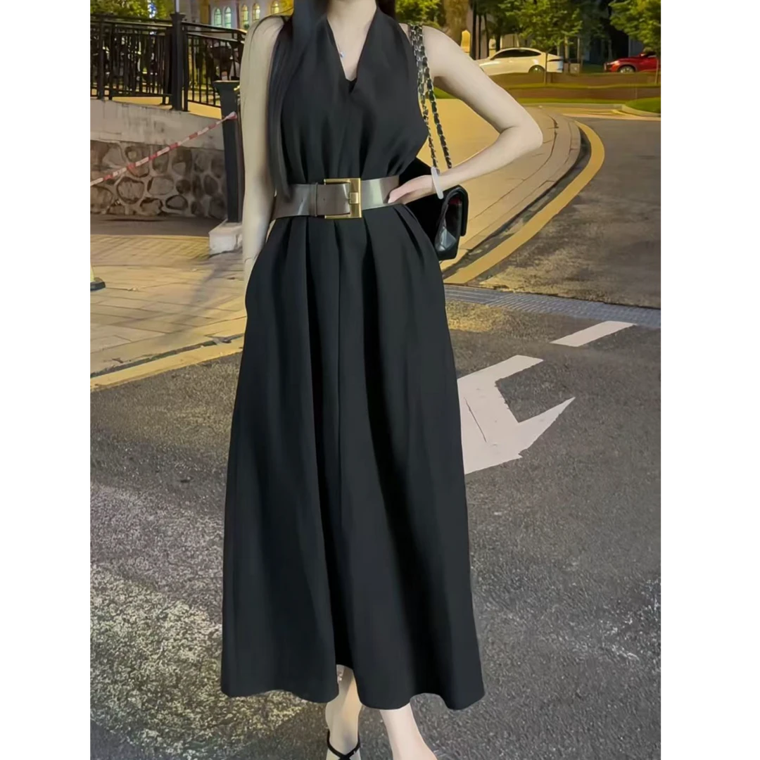 2025夏季黑色高级感V领挂脖连衣裙女时尚无袖显瘦长裙子收腰