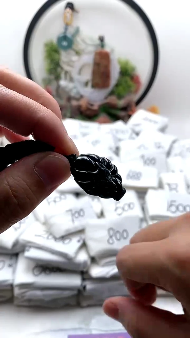 颈饰未镶嵌翡翠九尾狐