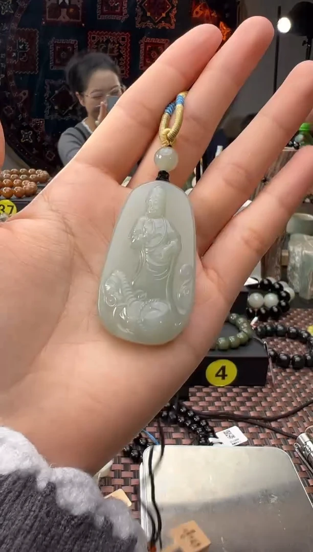 吊坠(赠链)未镶嵌和田玉且末料青白玉吊坠