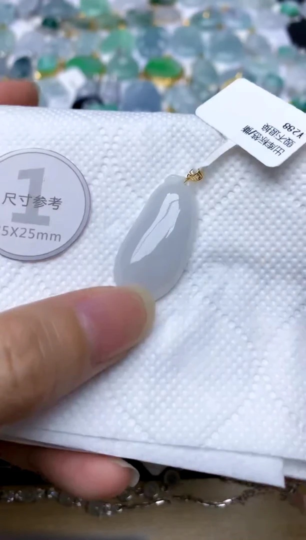 颈饰18K金镶嵌翡翠天然A货翡翠