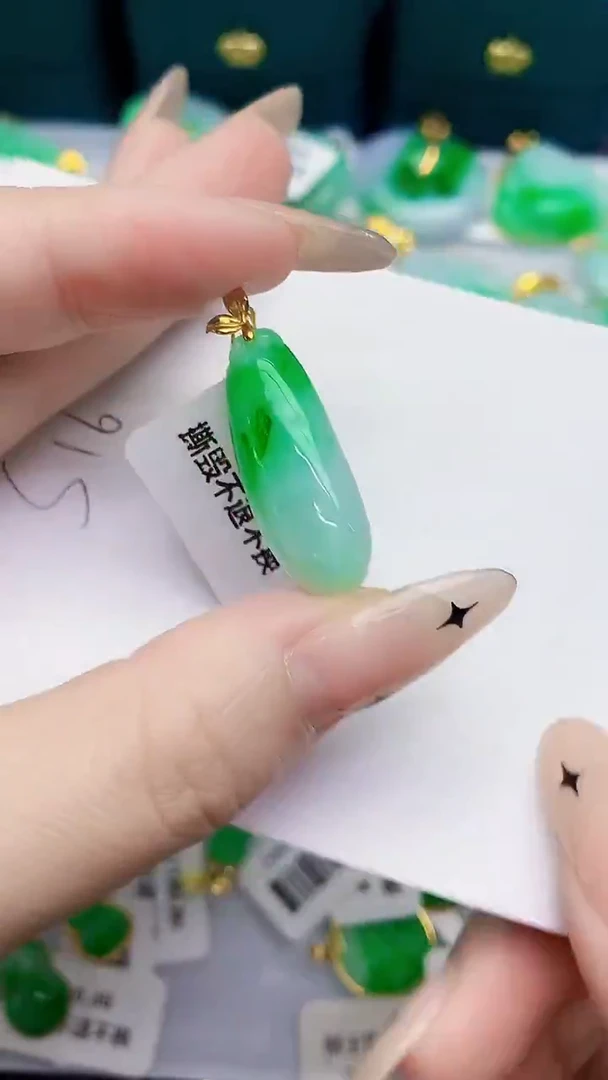 颈饰18K金镶嵌翡翠缅甸天然翡翠A货