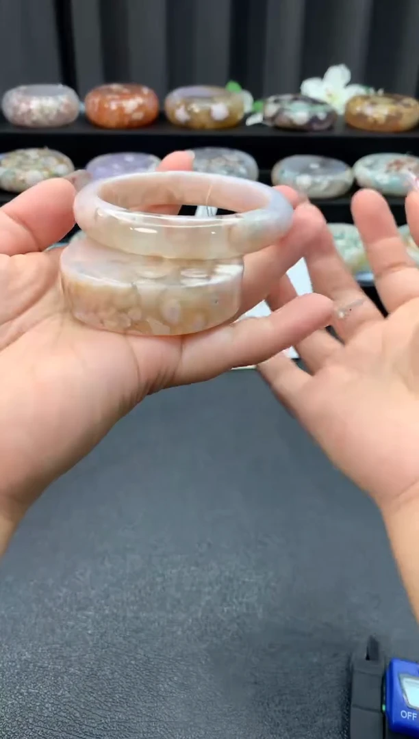 未镶嵌手镯石英质玉（56-57圈口）赠送镯心 无证书