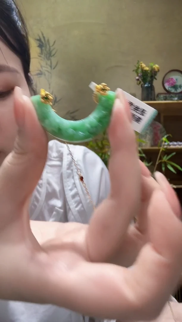 翡翠未镶嵌颈饰吊坠