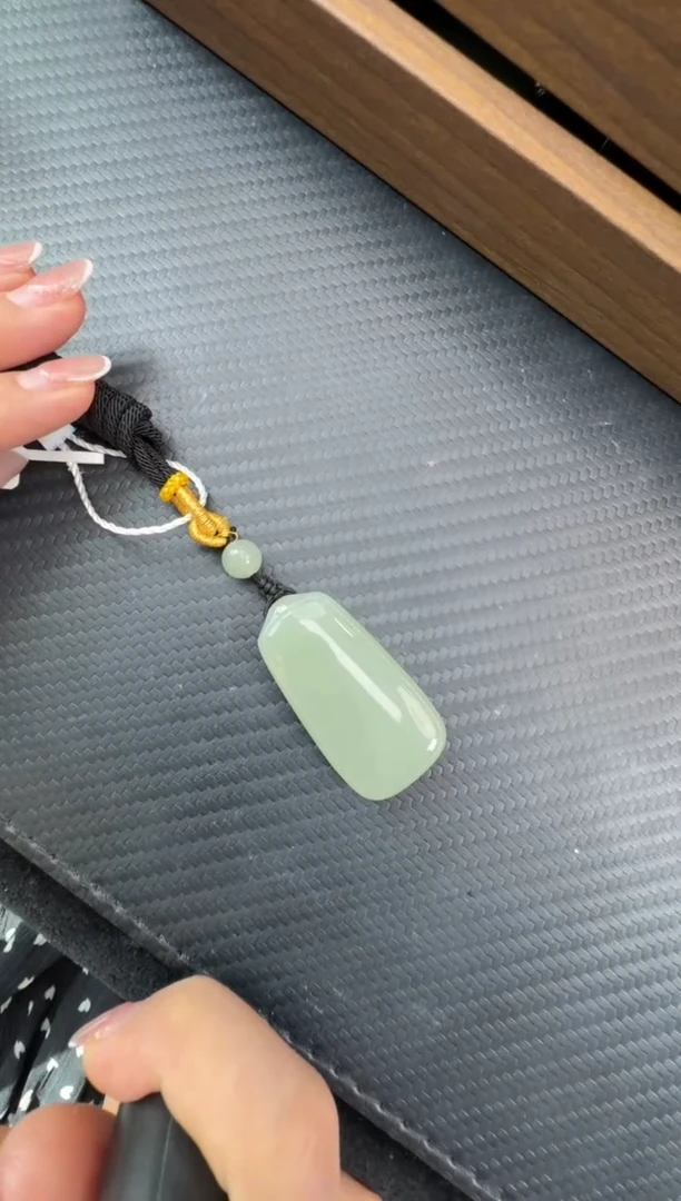 和田玉未镶嵌吊坠(赠链)且末近矿微色差无事牌吊坠