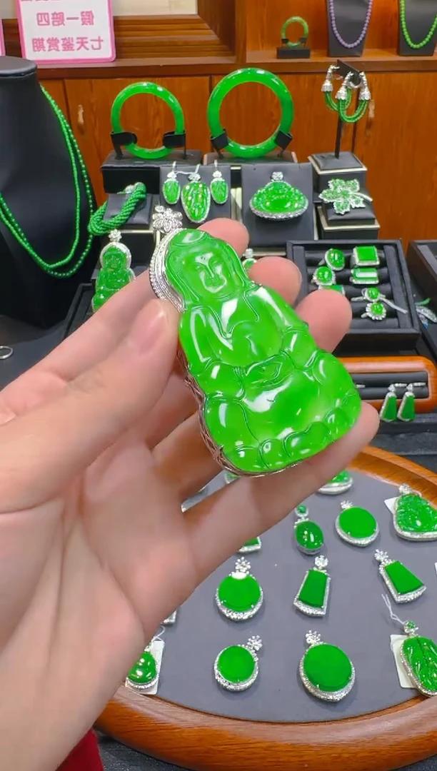 【闪购商品】翡翠吊坠(赠链)18K金镶嵌天然A货翡翠