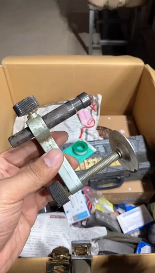 8新中古商品，瑕疵品，不保好坏。634