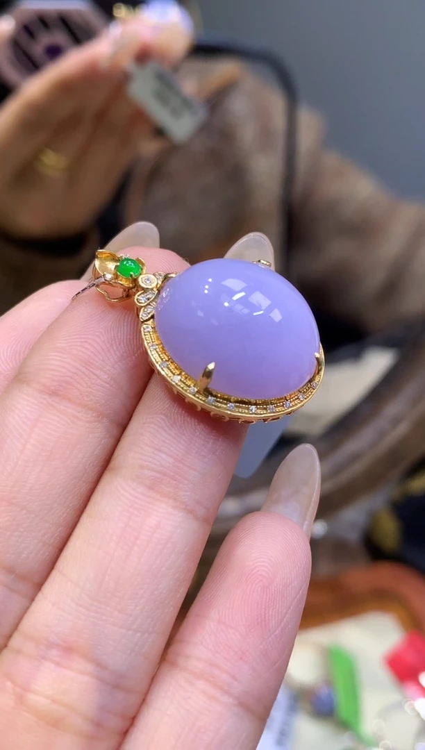 18K金镶嵌挂件翡翠蛋面