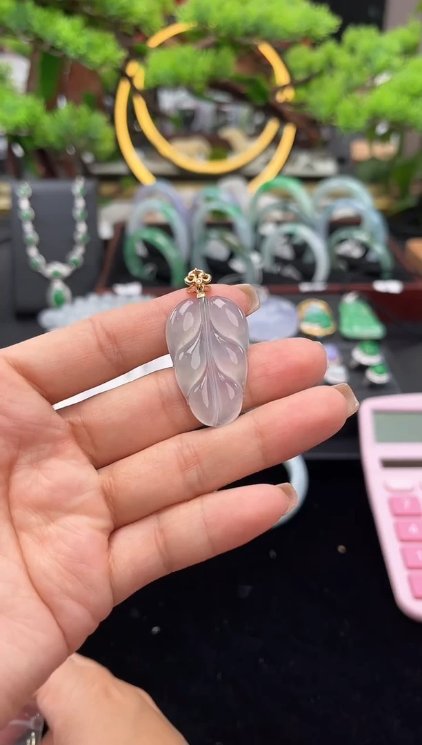 颈饰18K金镶嵌翡翠吊坠