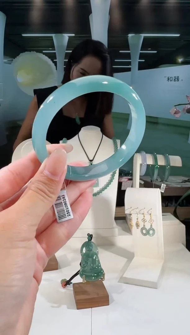 翡翠手镯未镶嵌60圈